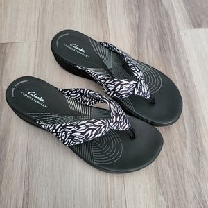 Clarks Arla Glison Women's Black and White Sandals.